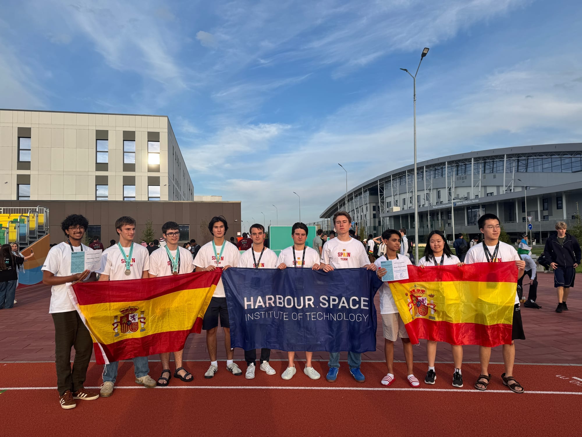 La delegación española con la pancarta de Harbour.Space.
