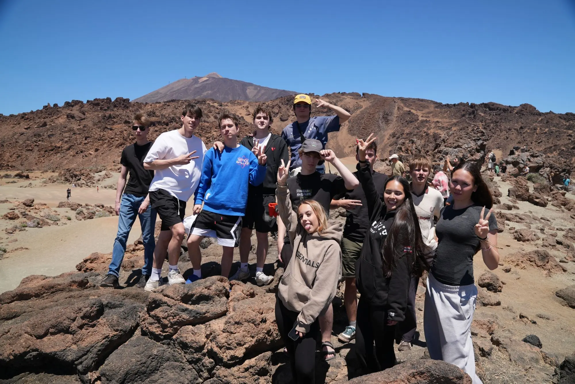 Participantes del campamento en una excursión al Parque Nacional del Teide.