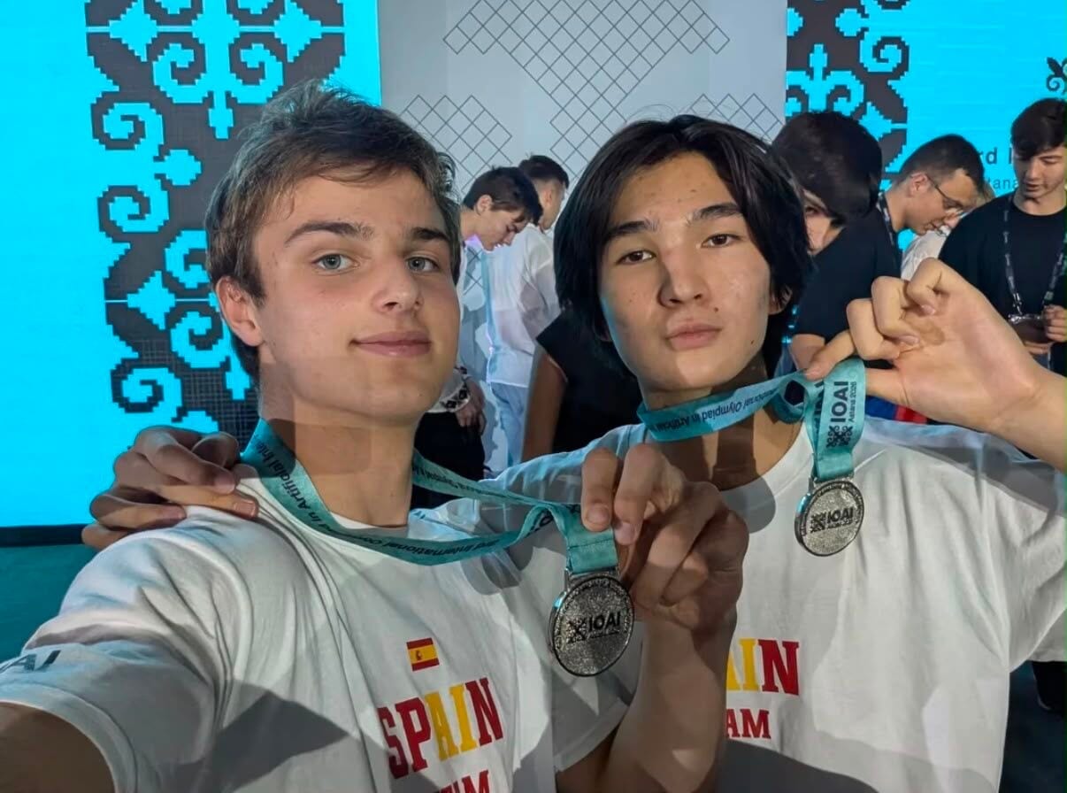Medallas de plata en la ceremonia de clausura.