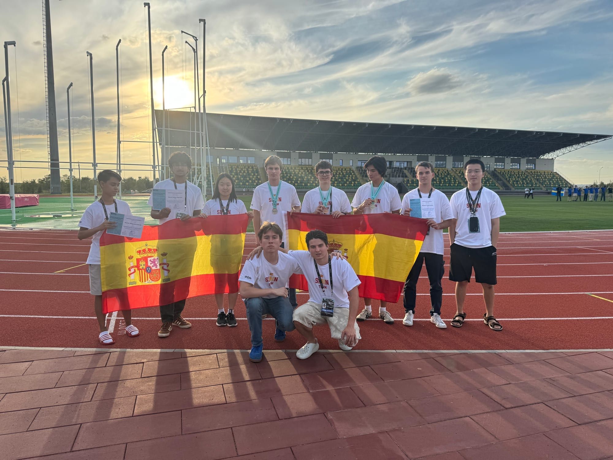 La delegación tras la ceremonia de clausura.